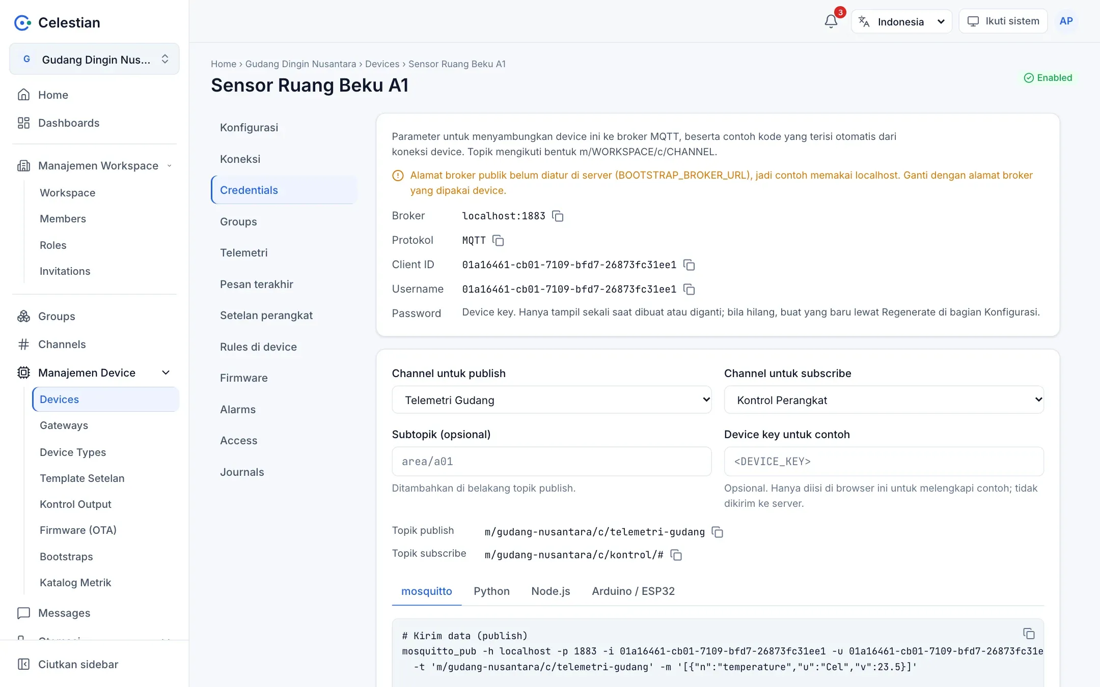 Tab Credentials berisi contoh kode MQTT dengan ID dan topik terisi.